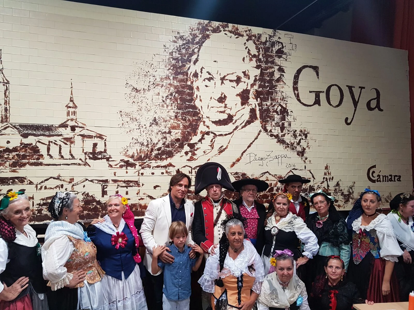 Mural de Goya realizado con chocolate, presentado junto al público
