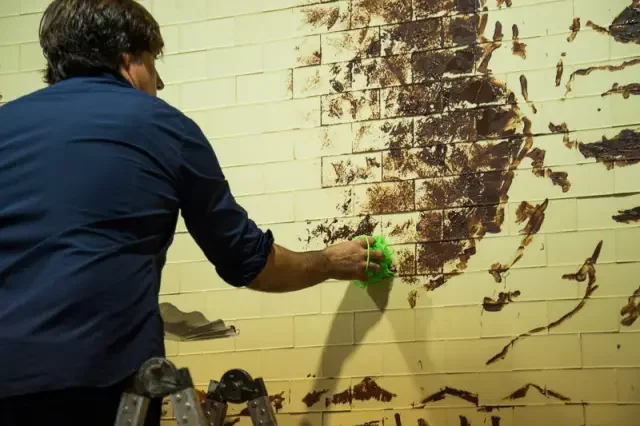 Detalle de la realización del rostro de Goya sobre chocolate